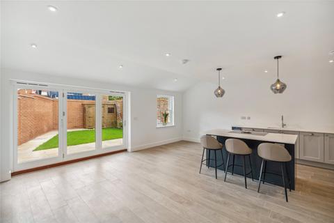 3 bedroom detached house to rent, London Road, Hook RG27