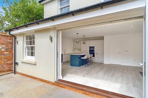 3 bedroom detached house to rent, London Road, Hook RG27