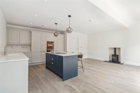 3 bedroom detached house to rent, London Road, Hook RG27