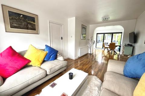 30 Tudor Close, Chessington, KT9 1BL