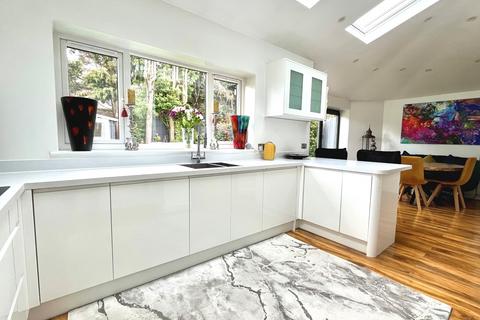 30 Tudor Close, Chessington, KT9 1BL