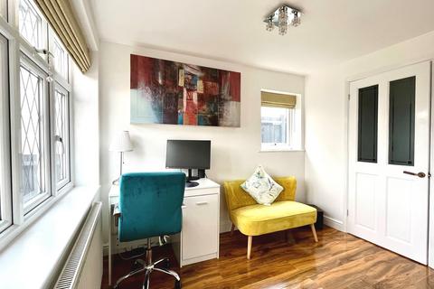 30 Tudor Close, Chessington, KT9 1BL