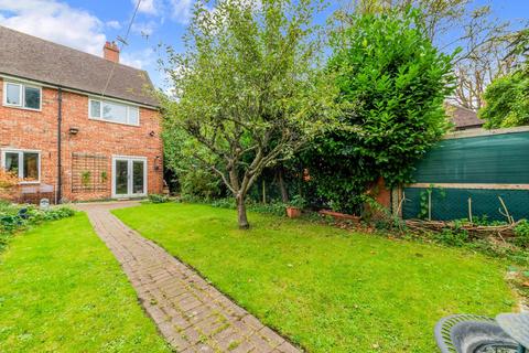 1 Apple Garth, Brentford, TW8 9QD