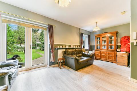1 Apple Garth, Brentford, TW8 9QD