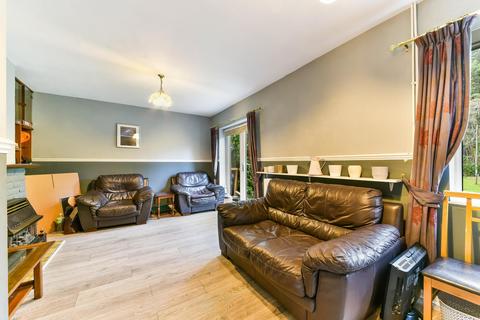 1 Apple Garth, Brentford, TW8 9QD