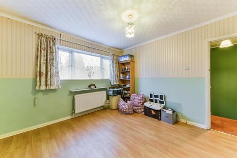 1 Apple Garth, Brentford, TW8 9QD
