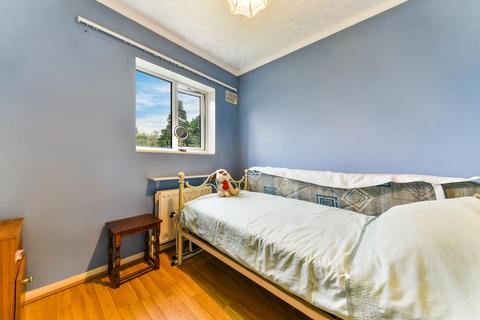 1 Apple Garth, Brentford, TW8 9QD