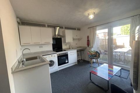 4 bedroom house share to rent, Meadow Close