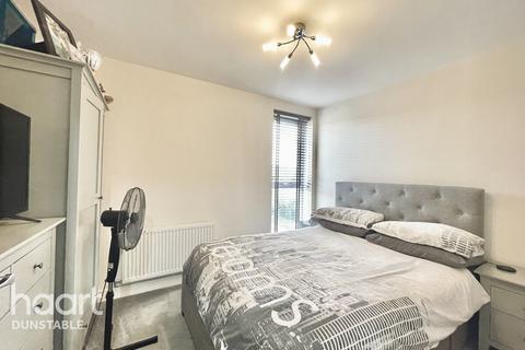 35 Holly Acre, Dunstable, LU5 4UF