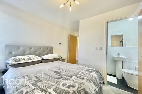 35 Holly Acre, Dunstable, LU5 4UF