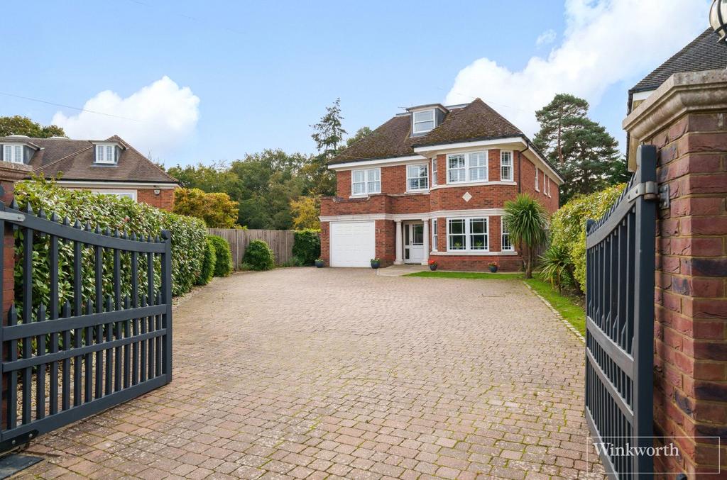 Knowle Grove, Virginia Water, Surrey, GU25 5 bed detached house for
