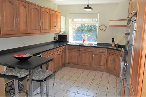 4 bedroom bungalow for sale - Meadow Walk, Ewell, Epsom, KT17 2ED
