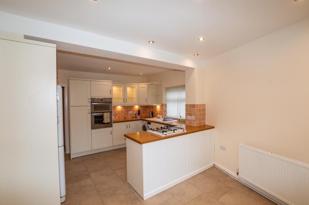 Windmill Drive, Burgess Hill RH15 3 bed bungalow £1,625 pcm (£375 pw)