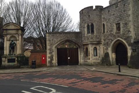 2 bedroom flat to rent, WINDSOR-CHAPTER MEWS-UNFURNISHED