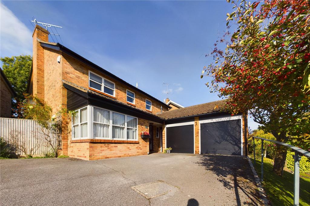 Hazel Road, Purley on Thames, Reading, Berkshire, RG8 4 bed detached house for sale £685,000