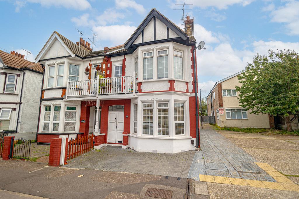 Inverness Avenue, Westcliffonsea, SS0 2 bed flat £225,000