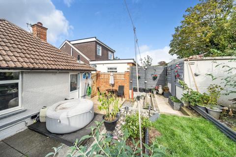 2 bedroom bungalow for sale - Mile Oak Road, Brighton, East Sussex, BN41