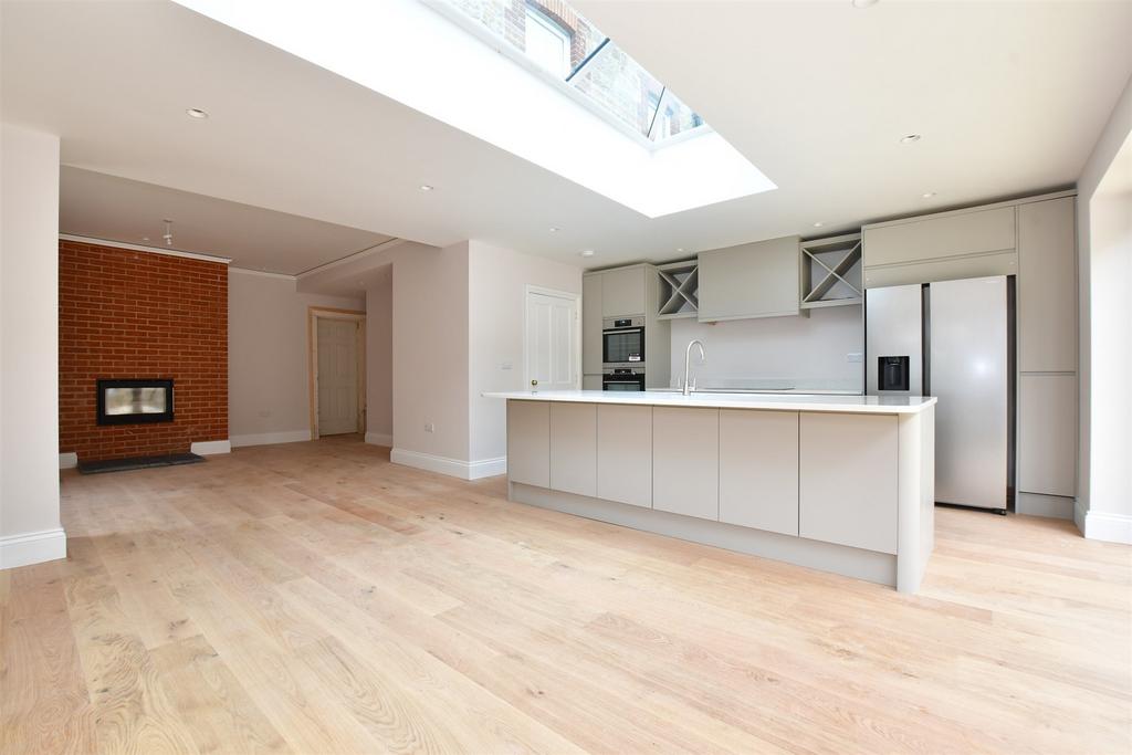 Kitchen/ Breakfast Area