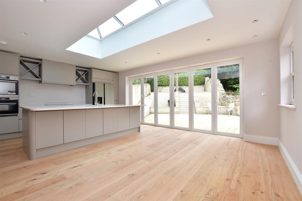 Kitchen/ Breakfast Area