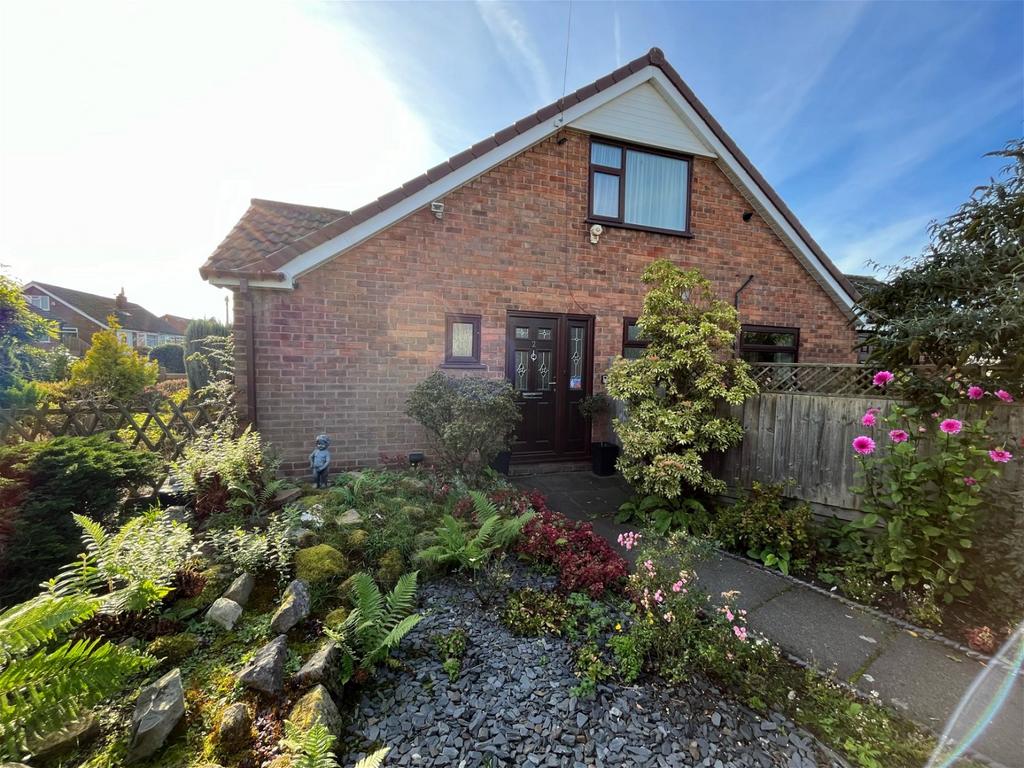 REDWOOD DRIVE, ORMSKIRK 3 bed semidetached bungalow £250,000