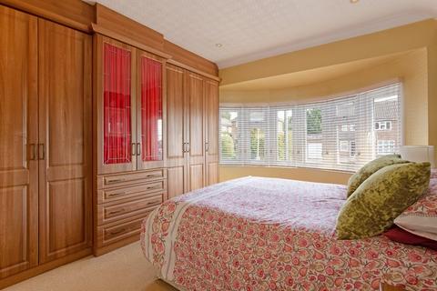 44 Woodwaye, Watford, WD19 4NW