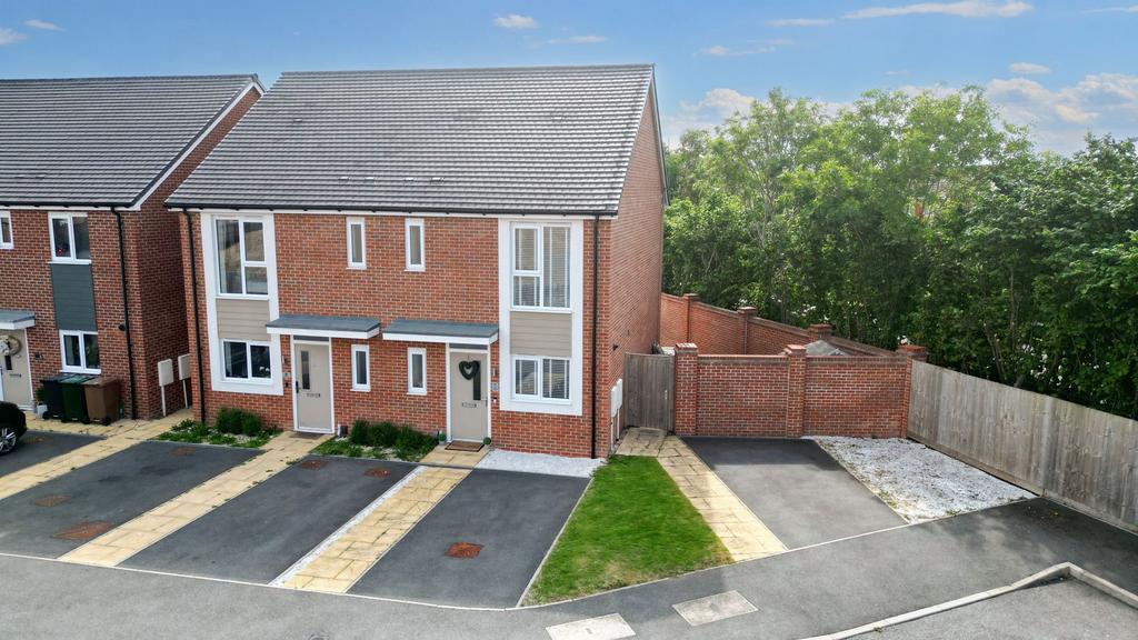 Hilton, Derby DE65 3 bed semidetached house for sale £220,000