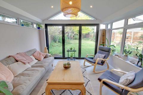 2 Brackendale Way, Reading, RG6 1DZ