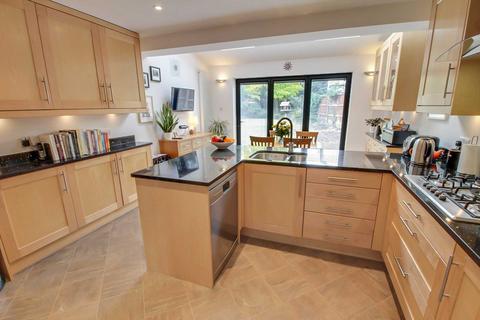 2 Brackendale Way, Reading, RG6 1DZ