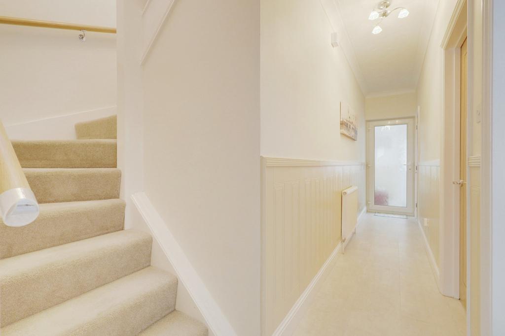 Elmhurst Avenue, Benfleet, SS7 3 bed detached house £450,000