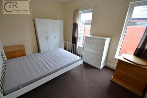 3 bedroom terraced house to rent, Stanley Ave, Rusholme, Manchester, M14 5HB