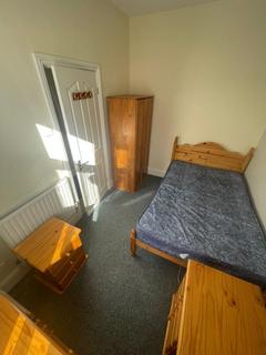 3 bedroom house share to rent, Thornton Road