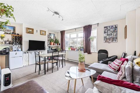 14 Lincoln Close, London, SE25 5ET