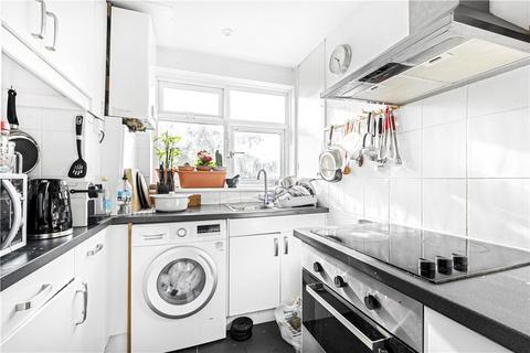 14 Lincoln Close, London, SE25 5ET
