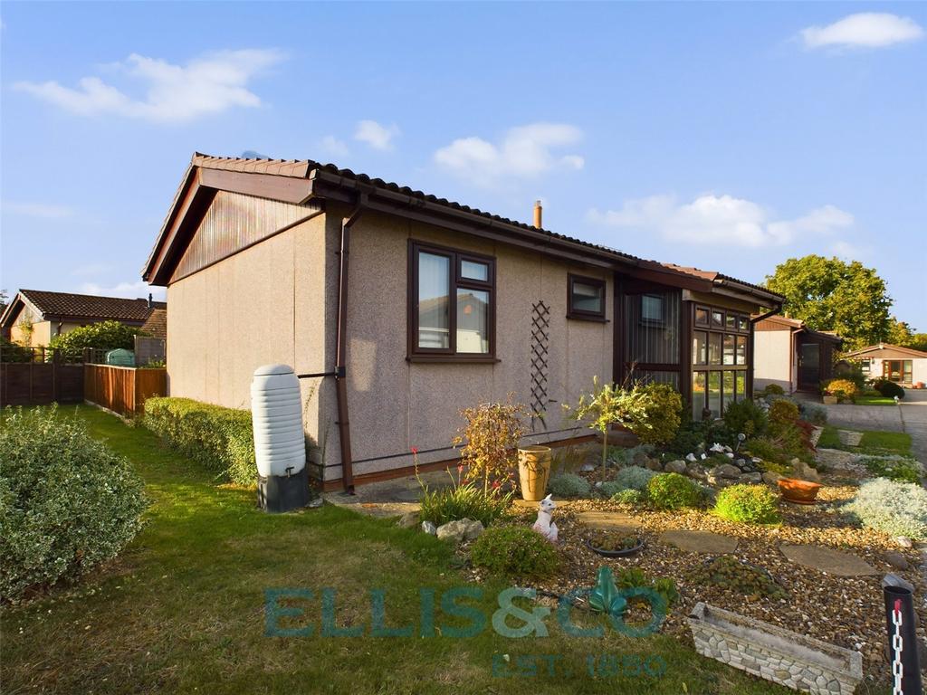 Bourne Park, Golden Green, Tonbridge, Kent, TN11 2 bed bungalow for