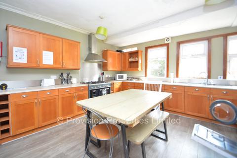 8 bedroom terraced house to rent, Manor Drive, Hyde Park LS6