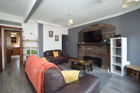 8 bedroom terraced house to rent, Manor Drive, Hyde Park LS6