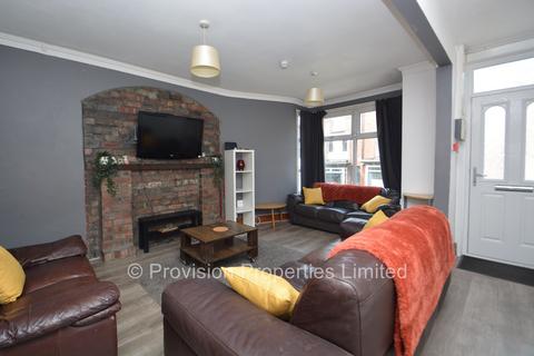 8 bedroom terraced house to rent, Manor Drive, Hyde Park LS6