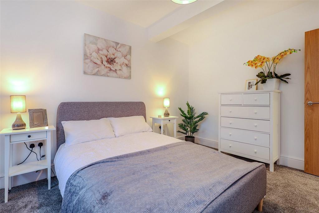 Station Road, Liss, Hampshire, GU33 1 bed apartment for sale £175,000