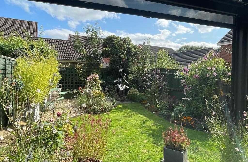 Pergola thru to rear garden