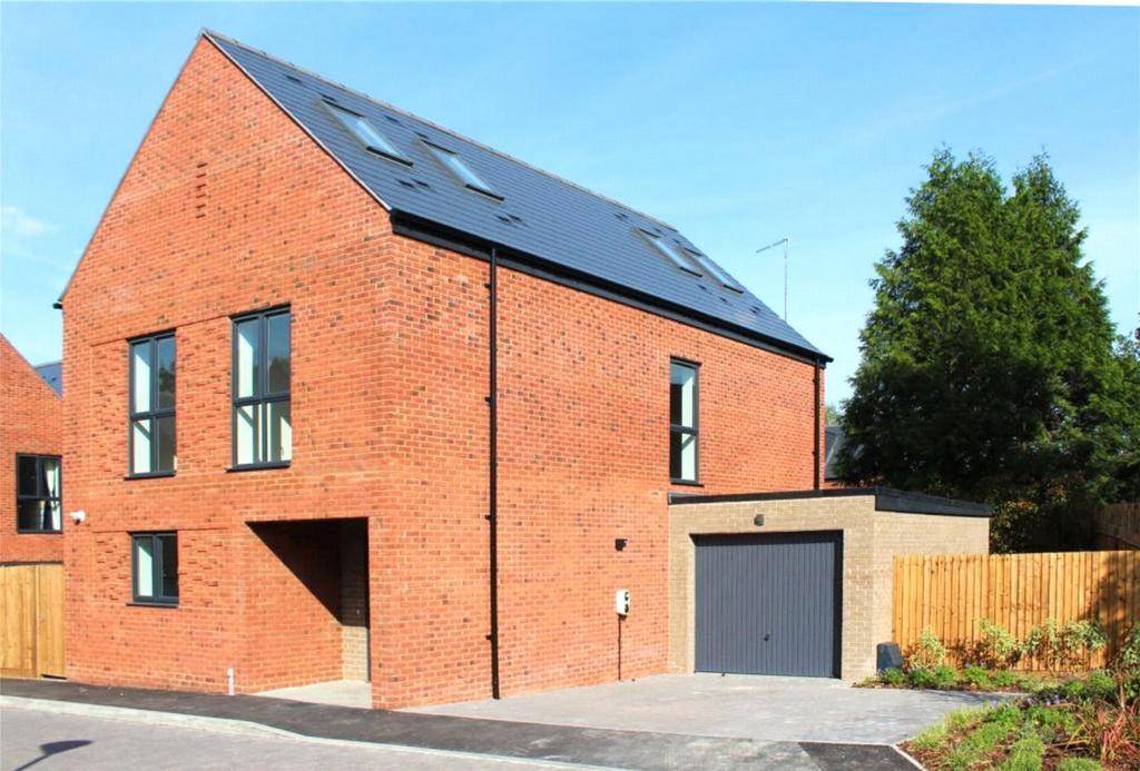 Whitmoor Road, Bagshot, Surrey, GU19 5 bed detached house for sale £