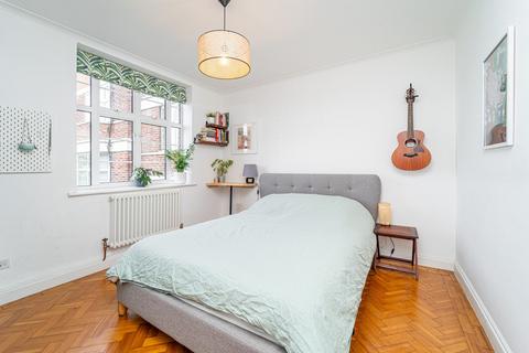 2 bedroom apartment for sale, Barrington Court, Muswell Hill N10