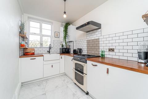 2 bedroom apartment for sale, Barrington Court, Muswell Hill N10