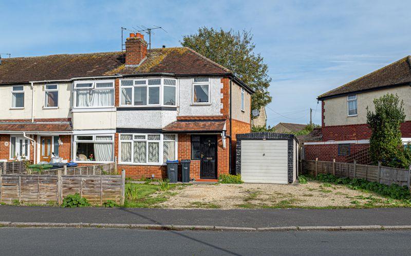 Warwick Crescent, Melksham SN12 3 bed terraced house for sale £270,000