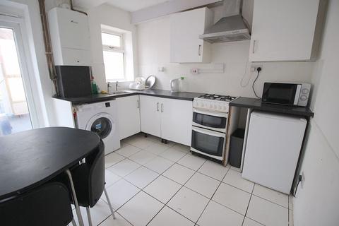 3 bedroom semi-detached house to rent, Keats Road, Walsall