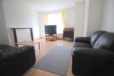 3 bedroom semi-detached house to rent, Keats Road, Walsall