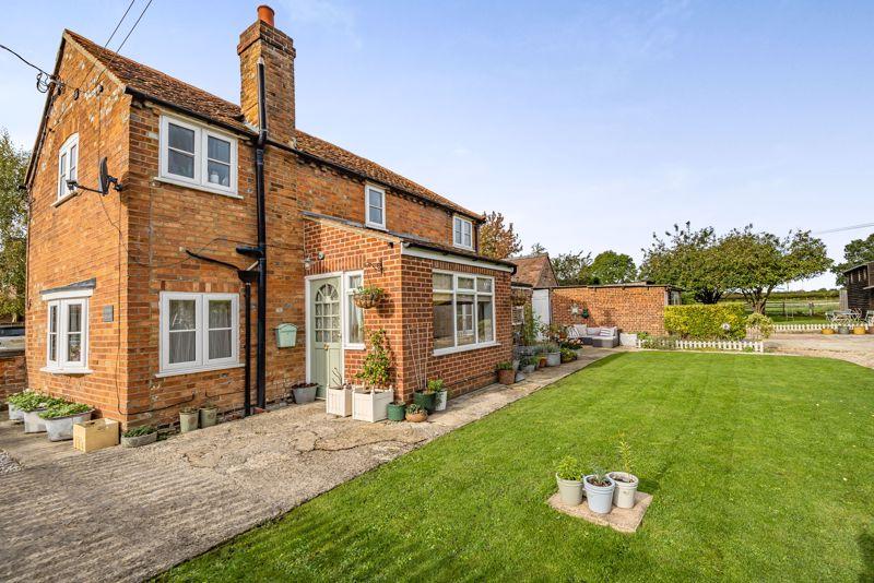 Aylesbury HP18 2 bed property for sale £425,000