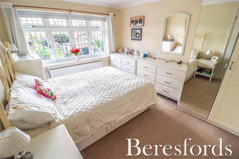 4 bedroom semi-detached house for sale - Nightingale Avenue, Upminster, RM14