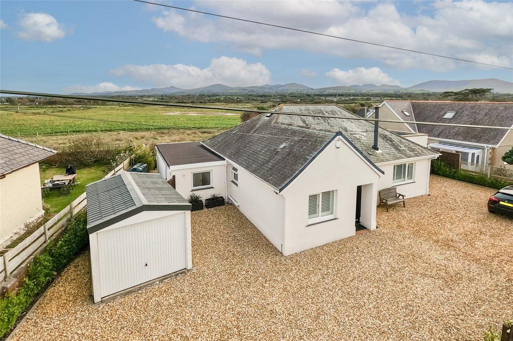 Dinas Dinlle, Caernarfon, Gwynedd, LL54 3 bed bungalow for sale £425,000