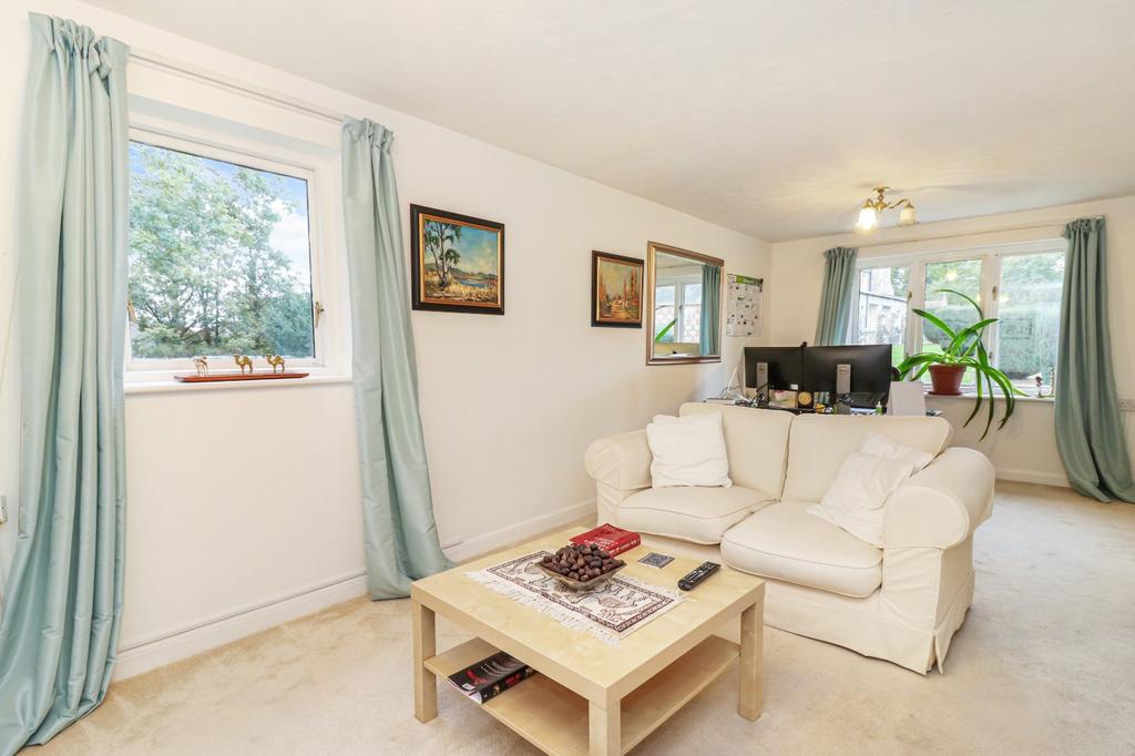 The Cloisters, Church Lane, Kings Langley, Herts, WD4 2 bed flat £