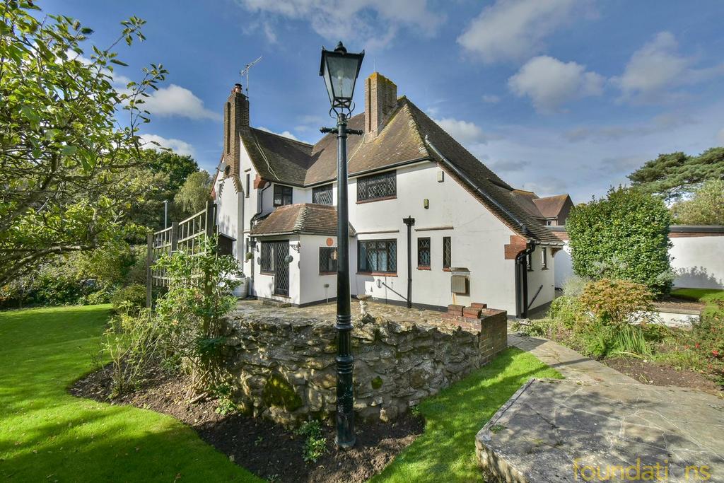 Westcourt Drive, BexhillonSea, TN39 5 bed detached house for sale £